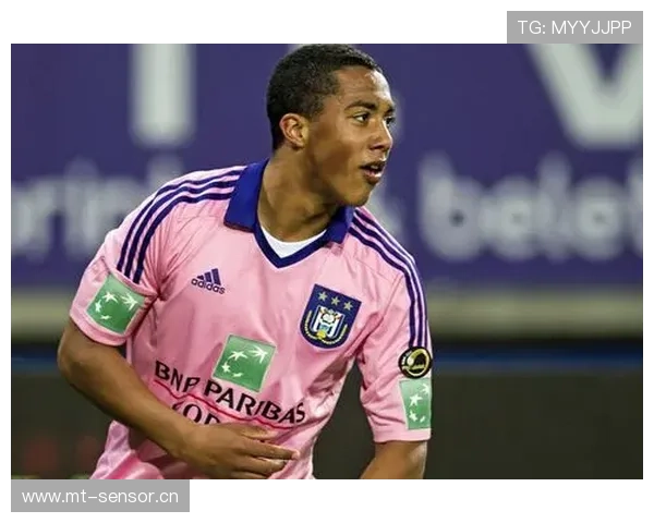 多特蒙德中场连接断裂问题显现,推进效率下降影响进攻稳定性 多特蒙德中场连接断裂问题显现,推进效率下降影响进攻稳定性